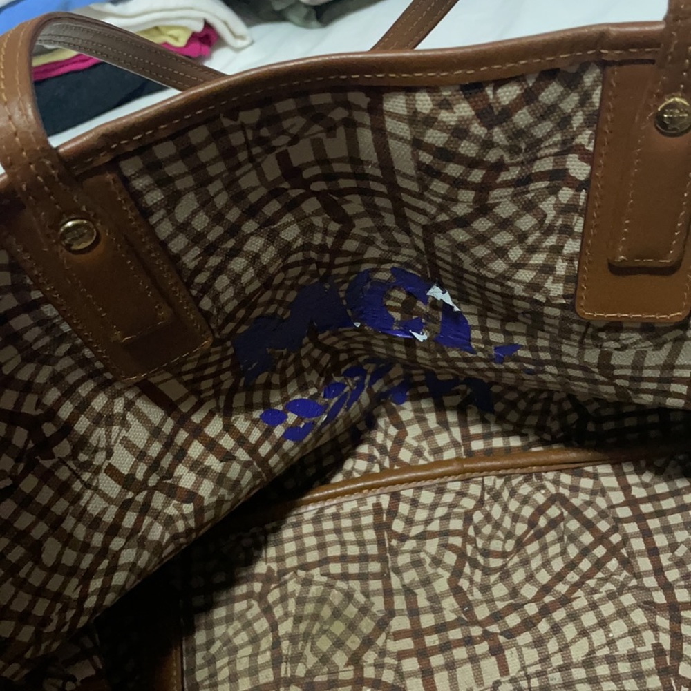 hand bag in great condition one small scratch. - Picture 7 of 7